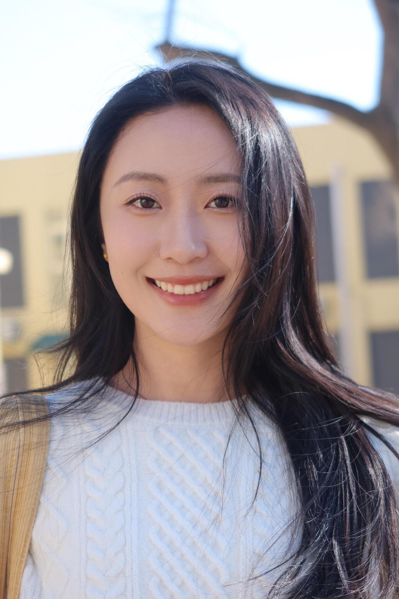 冬日暖阳洒在脸上的魅力感，真实是又纯又媚。