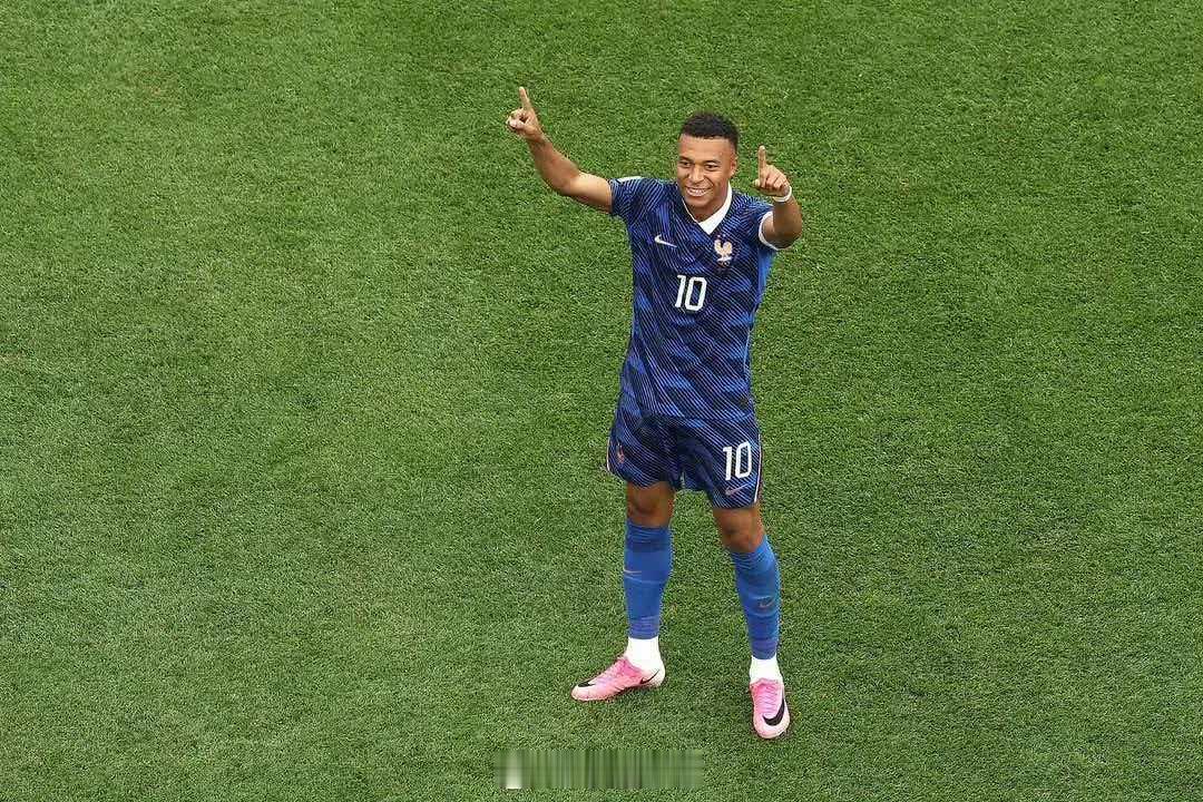 姆巴佩16场世界杯比赛打入15球世界杯小组赛I组第2轮，法国对阵伊拉克，姆巴佩在