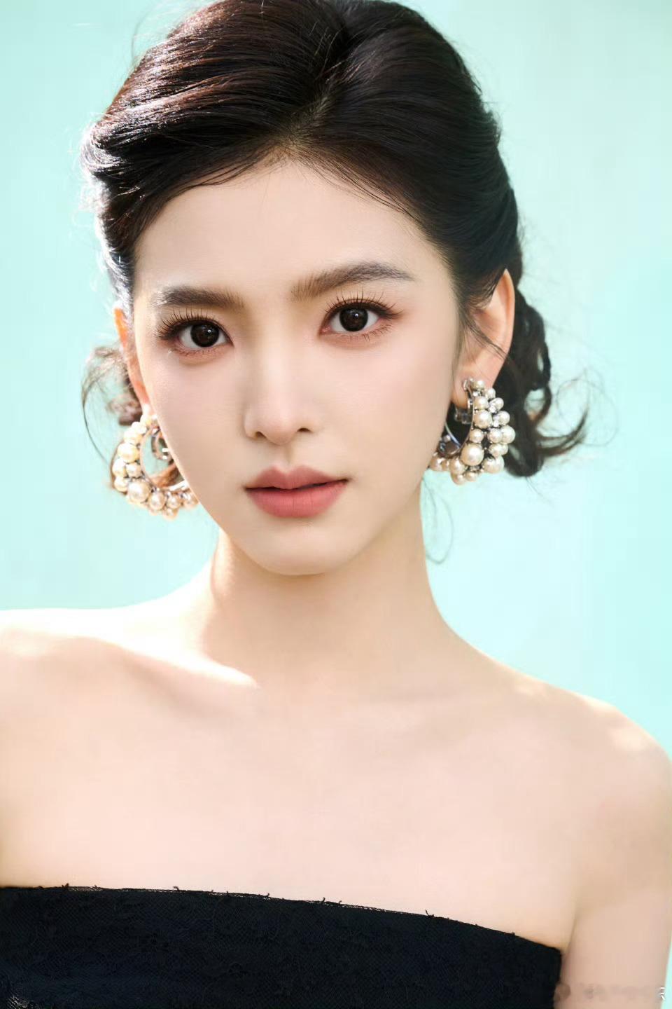 章若楠  🩵章若楠沈千盏 每个人都无法克制对美好的向往，就像我，无法控制对你的