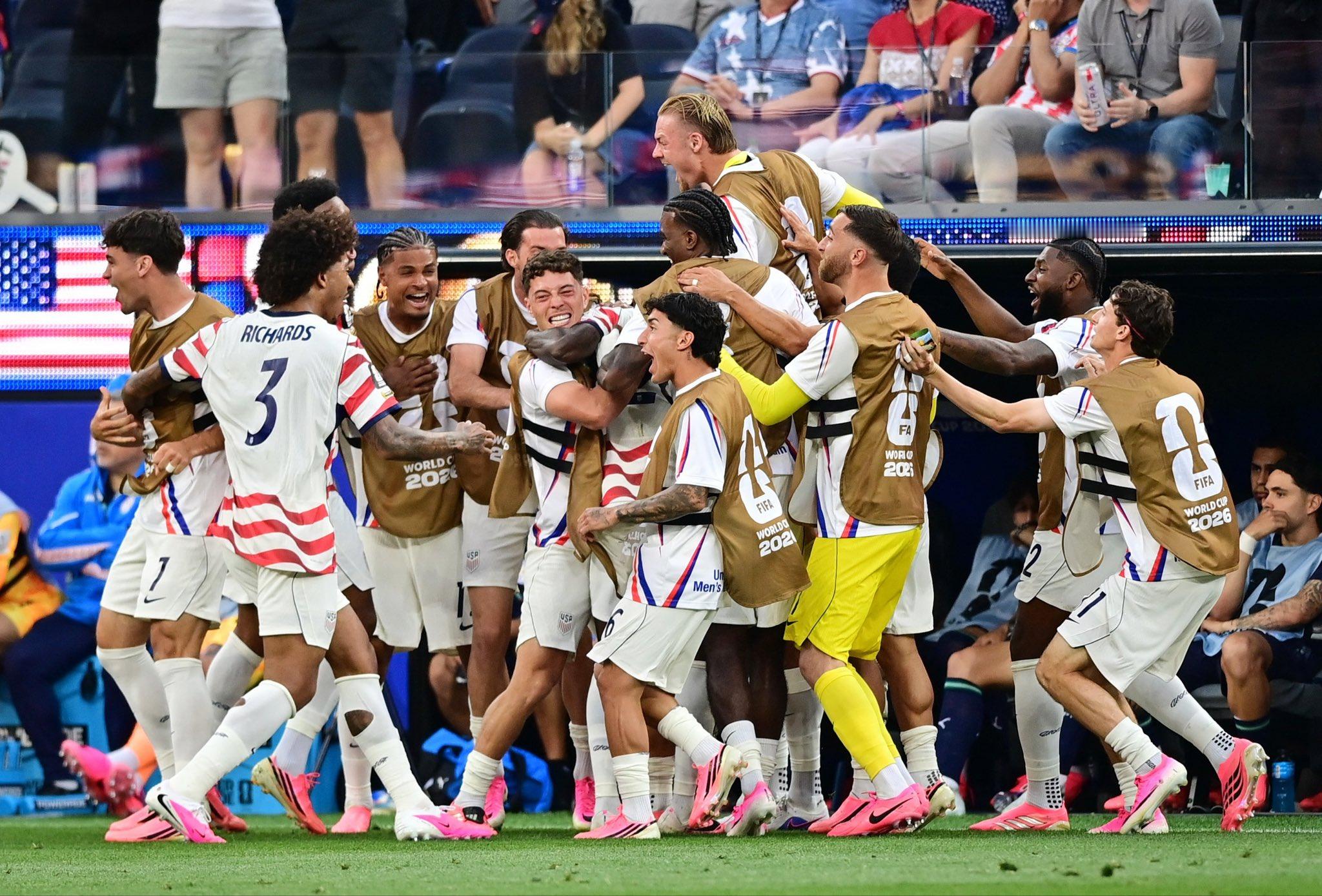 东道主杀疯了！4-1大胜巴拉圭🇵🇾巴洛贡双响 雷纳压哨进球美国4比1巴拉圭美