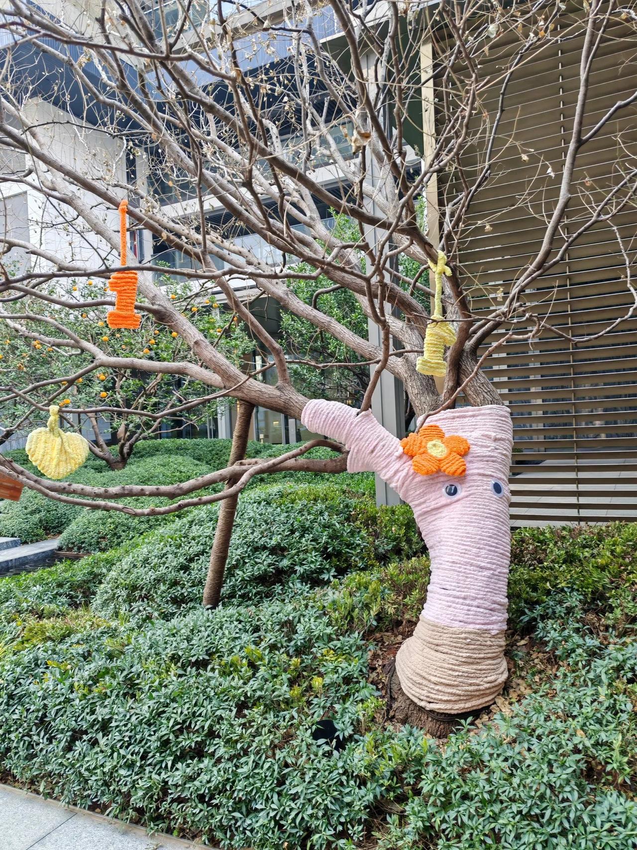 今天和朋友一起去看了光谷的一个新小区，品鉴了样板房，除了地方有点偏，自己口袋里的