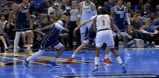 3+1的王！哈登可太能造三分犯规了！
在今天NBA常规赛季中锦标赛快船对阵独行侠