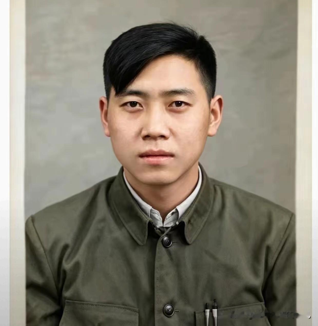 你敢信吗？我们从小在课本上学到的那个邱少云，那个在火里趴着一动不动、被活活烧死的