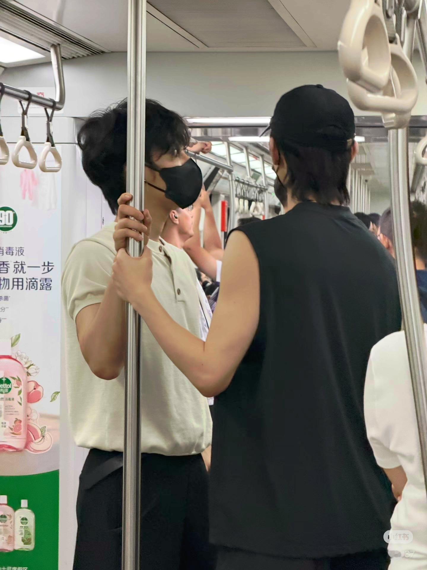 卧槽我要哭了，曾经精致的LV小王子如今只穿地摊货，早早起床健身，给对象带早餐，白