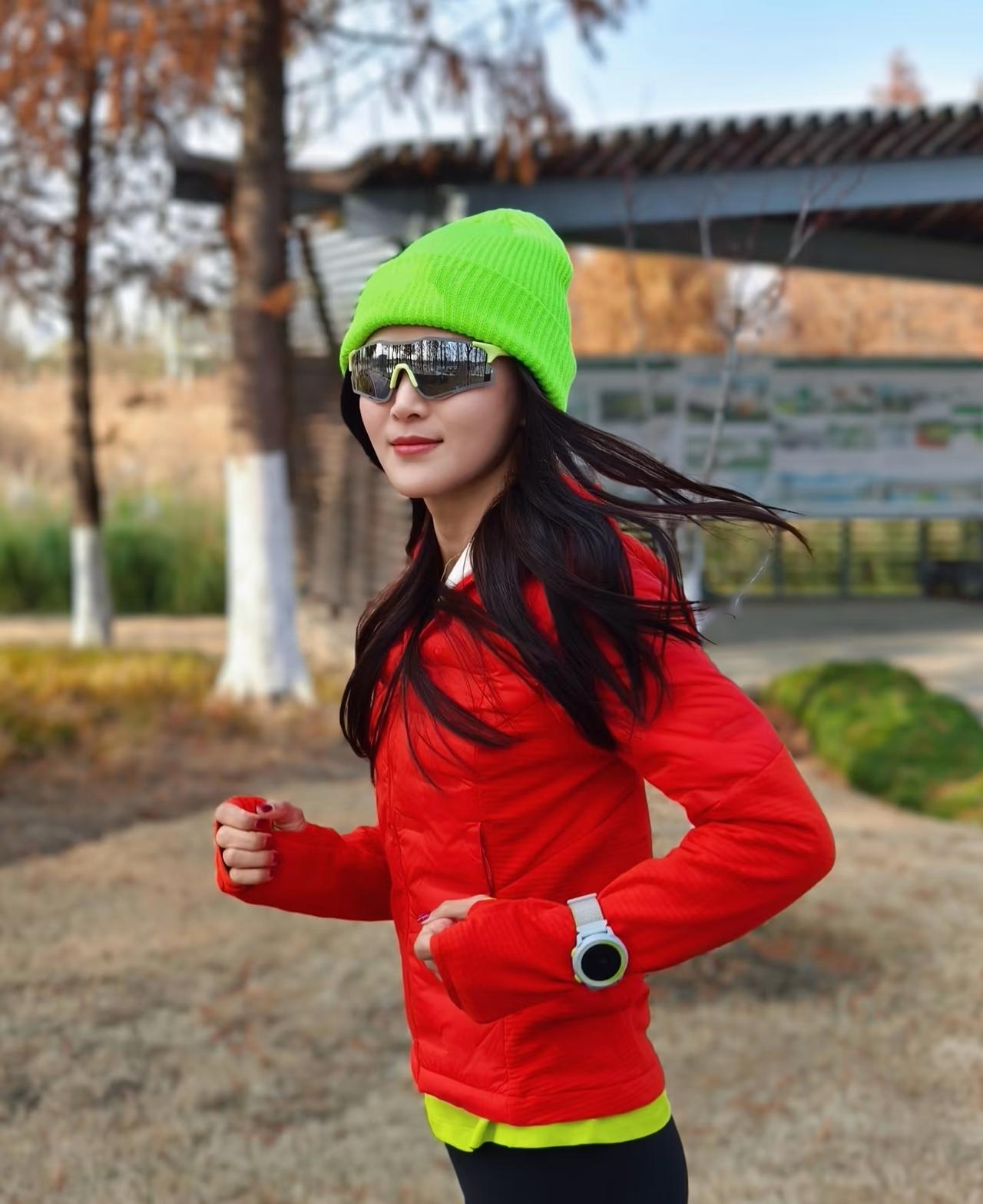 跑步是最亲民的运动，但方法不当极易受伤。想要无伤奔跑，需做好以下四点。
 
跑前