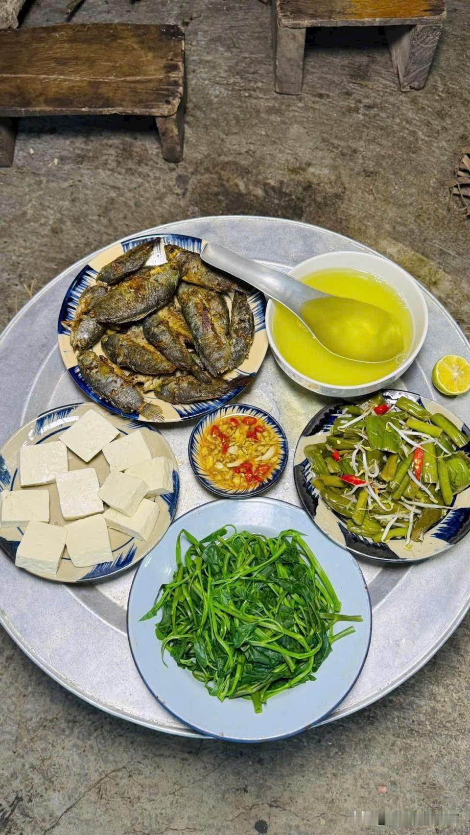 越南餐吃久了，人都变得清心寡了。
我们平时餐桌的一顿饭，使用的油，可能够越南人吃