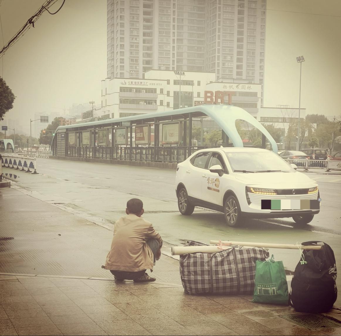 人到了中年，
蕞大的内耗，
是总陷在自己的情绪里出不来。
 
前阵子碰到个老大哥