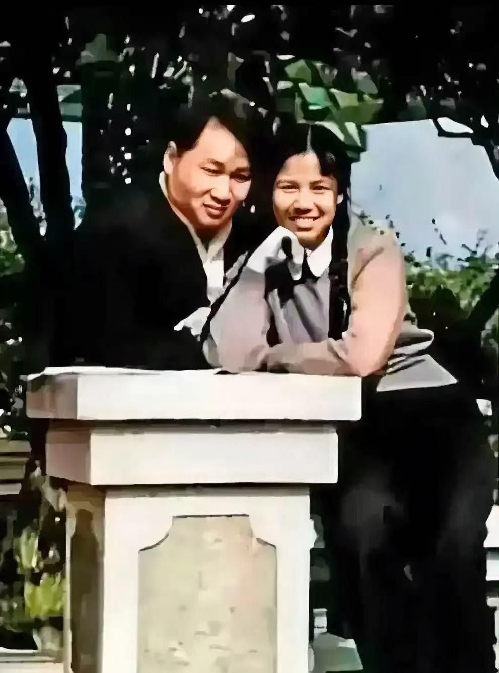 1960年，毛岸青与邵华新婚不久的一张甜蜜合影，邵华的姐姐刘思齐是毛岸英的夫人，