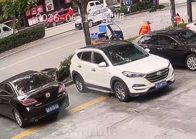 2名环卫工人清晨被撞目击者发声两名环卫工人当场不幸遇难，肇事车辆失控冲撞过程中，