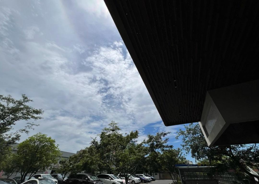 昨天小暑，今天天气炎热，出门一身汗。从山村赶回宜兴城里用餐。要紧凉快凉快。  ​