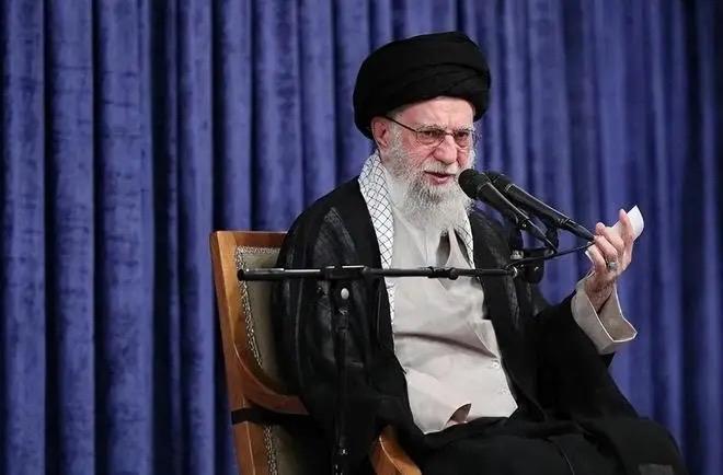 特朗普也不藏着掖着，他要打击的就是伊朗最高领袖哈梅内伊以及他的神权政府。

特朗