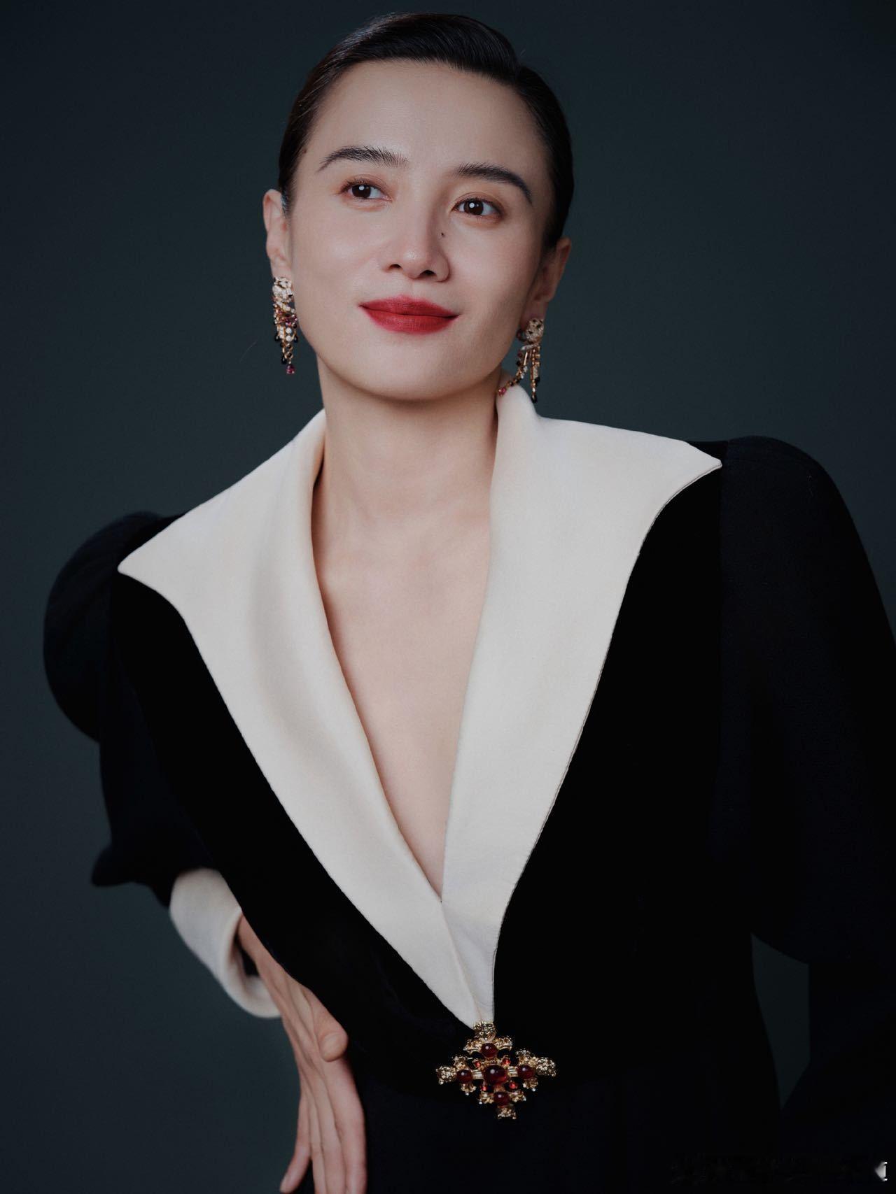 宋佳穿了40年前的古董礼服很难不夸宋佳的时尚品味！敢穿40年前的古董礼服，版型简