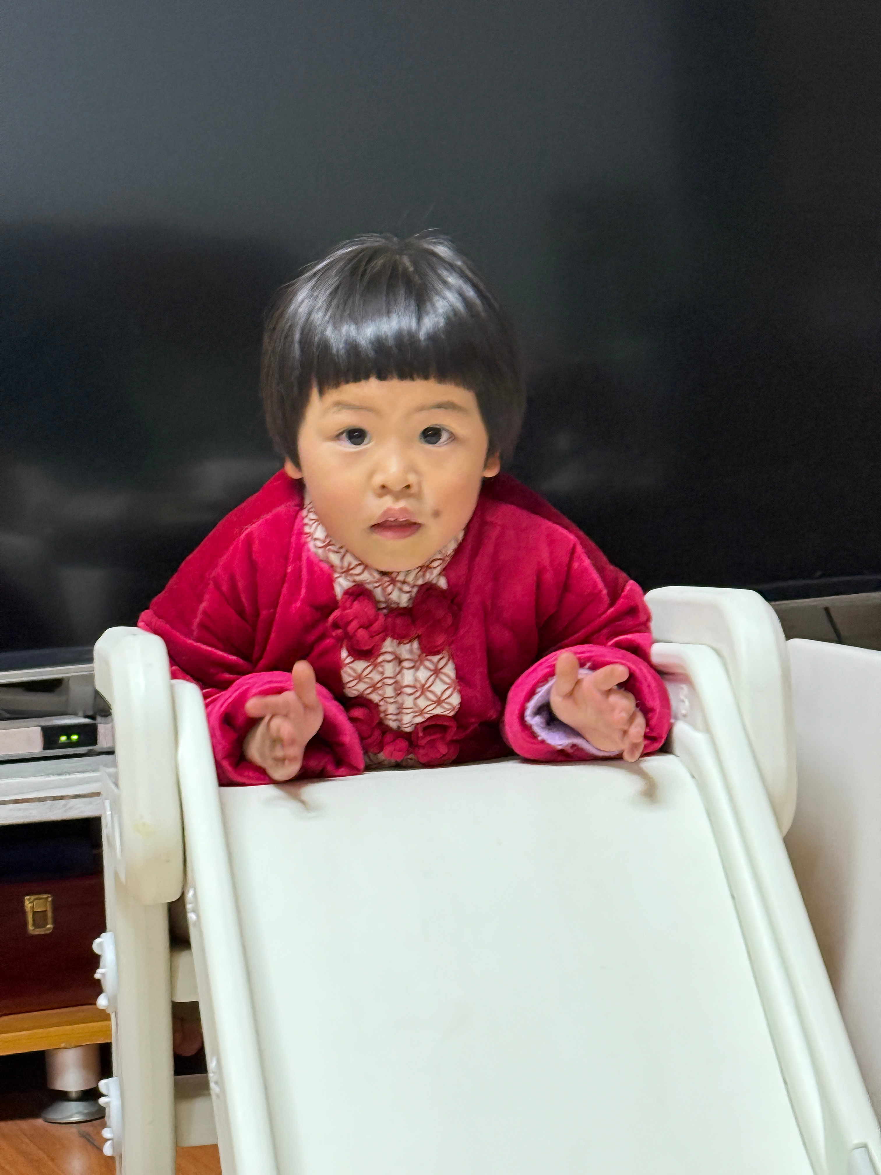 孩子会胡编乱造了晚上回来我爸问她晚饭吃了什么，球宝说她什么都没吃，坐在旁边看着爸