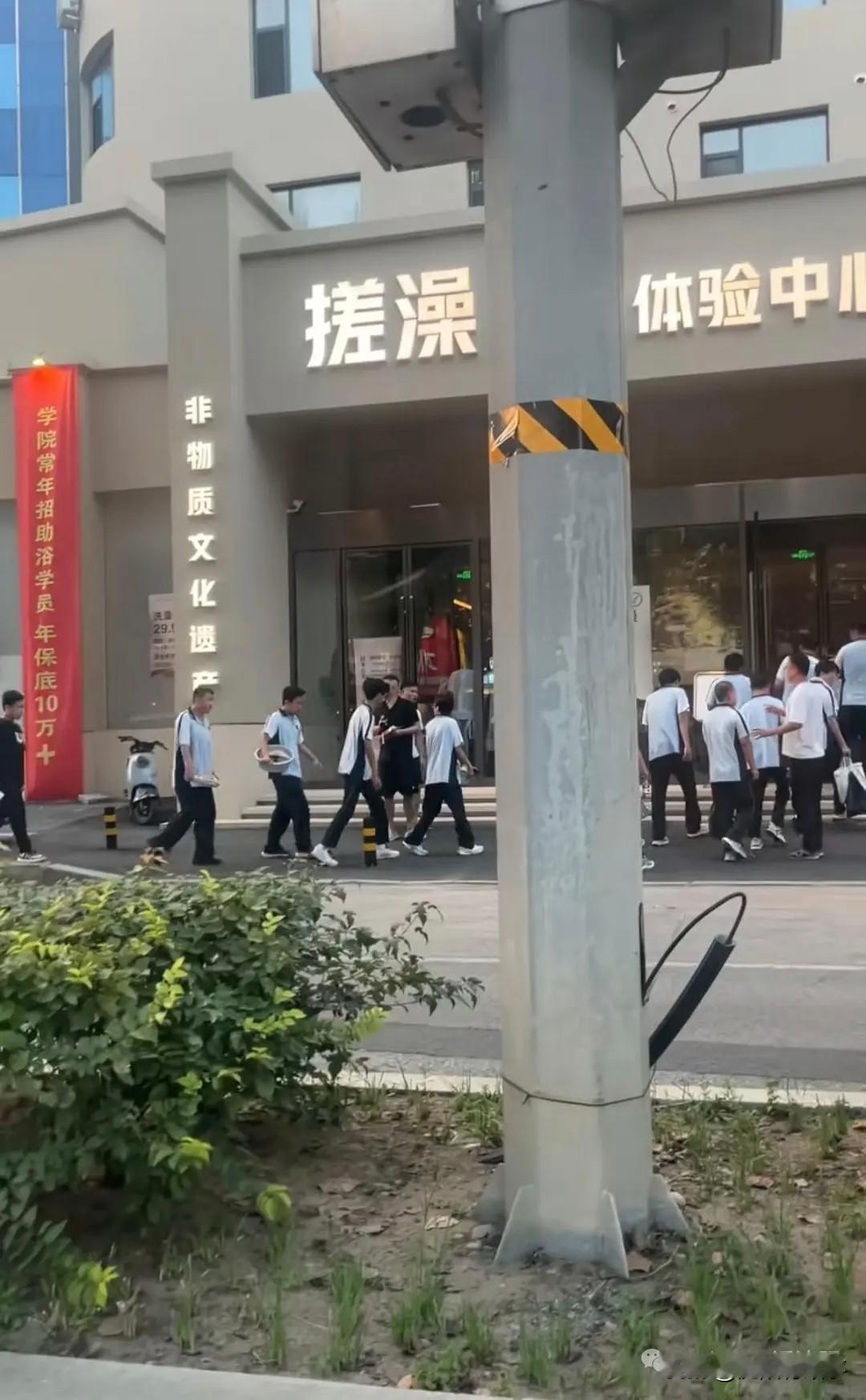 AI都上天入地了，为啥理发、搓澡还得靠真人？真相太现实！[捂脸]
 
现在AI写