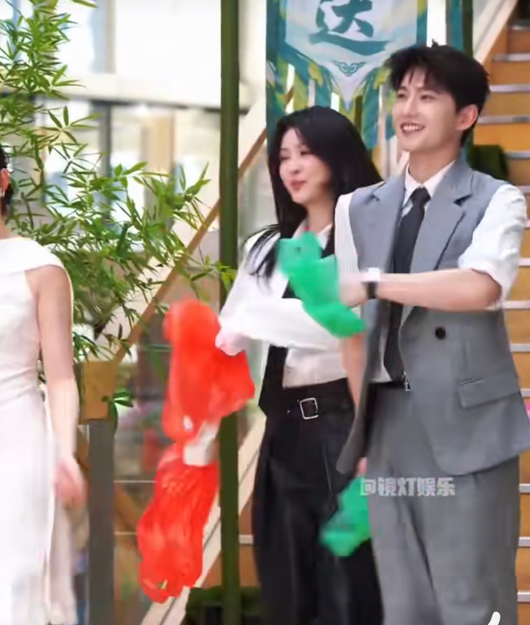 杨洋赵晴李乃文赵小棠同框，叔萌哥帅姐姐美，杨洋赵小棠等即兴跳起了秧歌舞！ ​​​