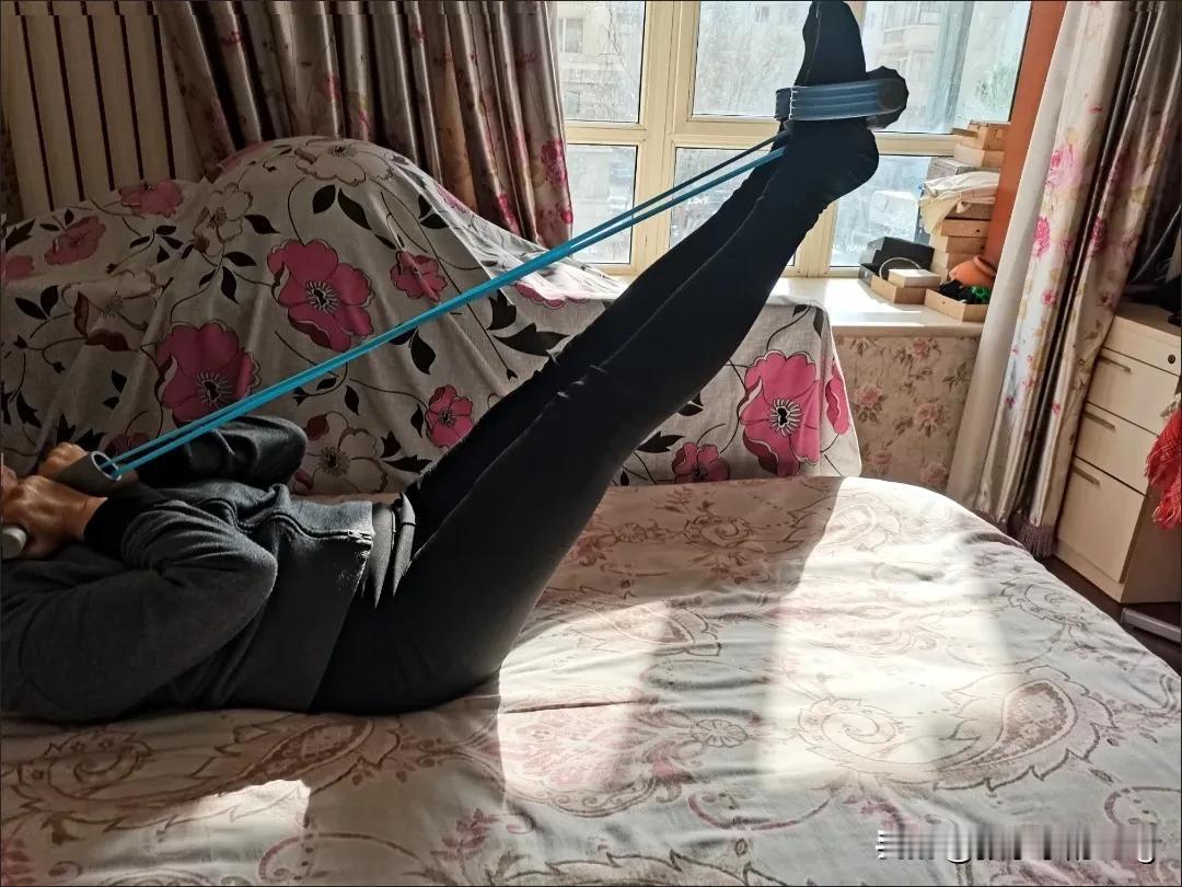 #春日生活打卡季# 多功能的脚蹬拉力器收到了，超级好用，用了它在家里锻炼非常方便