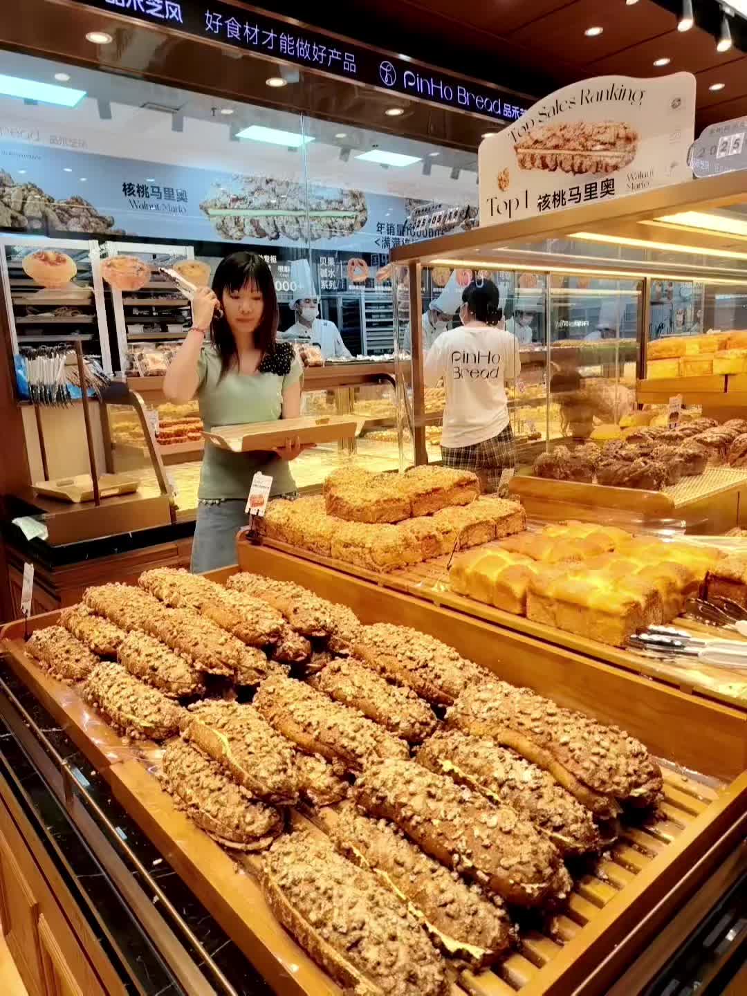 从今以后，石井市民排队买面包！！ 广州石井万民广场新开的「品禾芝风」面...