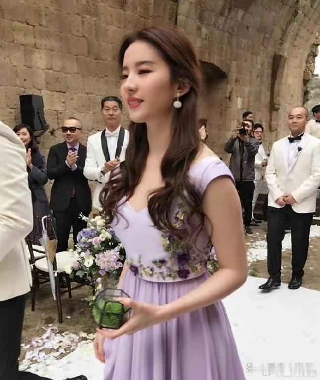 敢请刘亦菲当伴娘，新娘这勇气真的太足了！在神仙姐姐身边也太有压力啦～ 