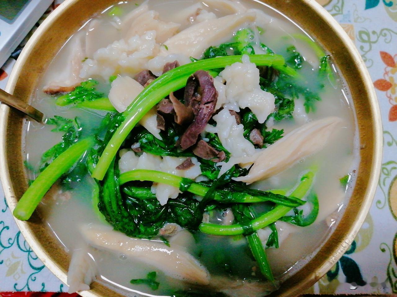 早上起床我感觉有些饿了，于是今天做饭要比往常早些。

给自己做了碗疙瘩汤，里面放