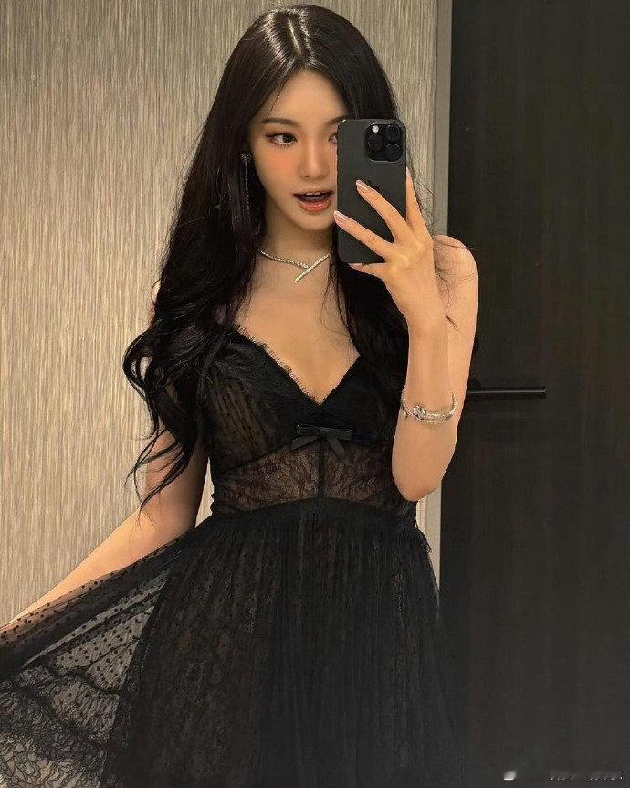 宁艺卓黑色蕾丝裙look宁艺卓这黑色蕾丝裙造型配上对镜自拍，妥妥的时尚女王，魅力