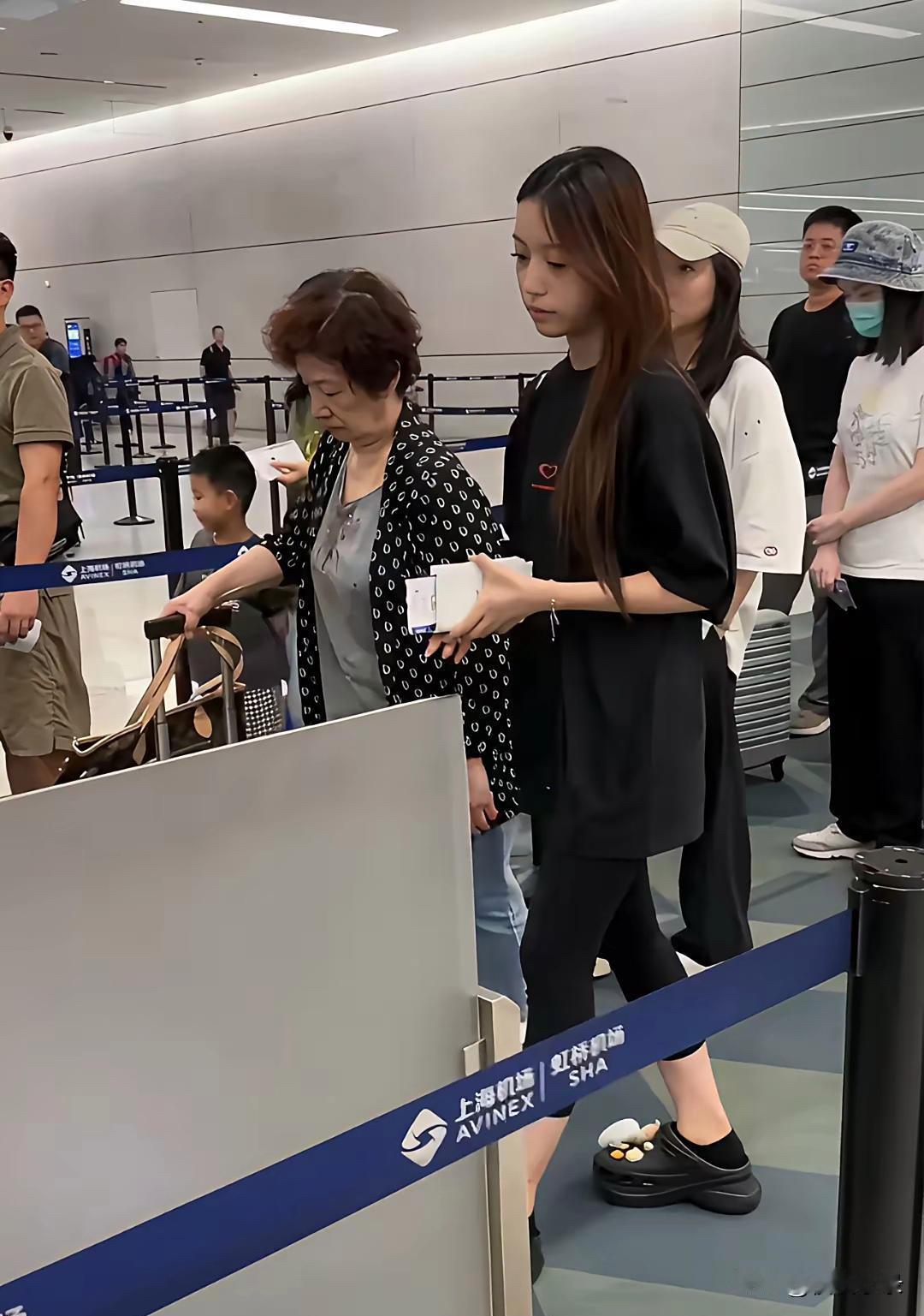 赵薇带妈妈及女儿现身机场，她的装扮很随意白色体恤配黑色宽松裤，戴上口罩几乎认不出