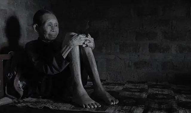 1944年，王改荷正准备做饭。突然，鬼子破门而入，他们上来就将王改荷扑倒在地，王