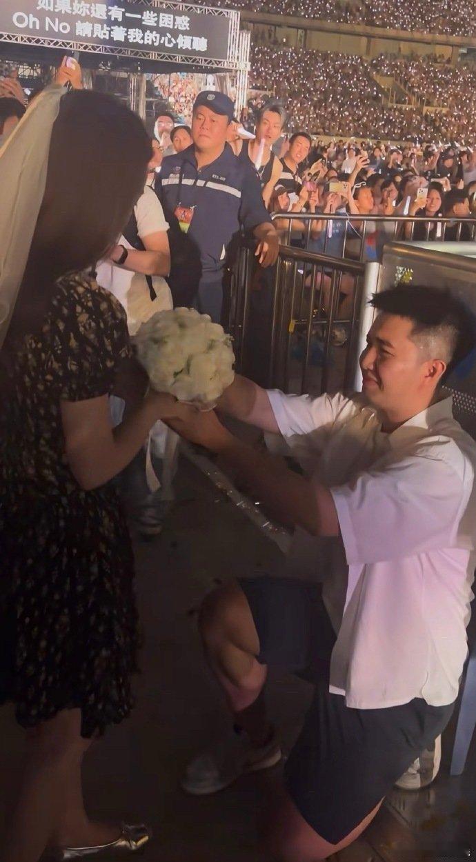 陶喆巡演两年上百人现场求婚 陶喆的舞台就像一座爱情见证所，每一首歌都是幸福的背景
