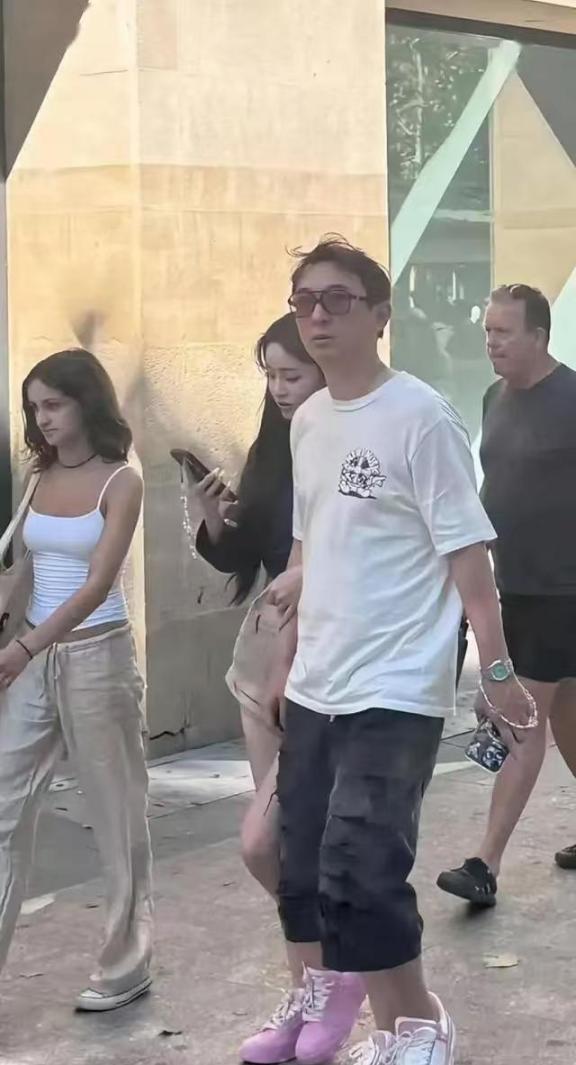 王思聪很可能不会再回国，这并不是因为他欠了20亿，也不是因为王健林卖掉了48座万