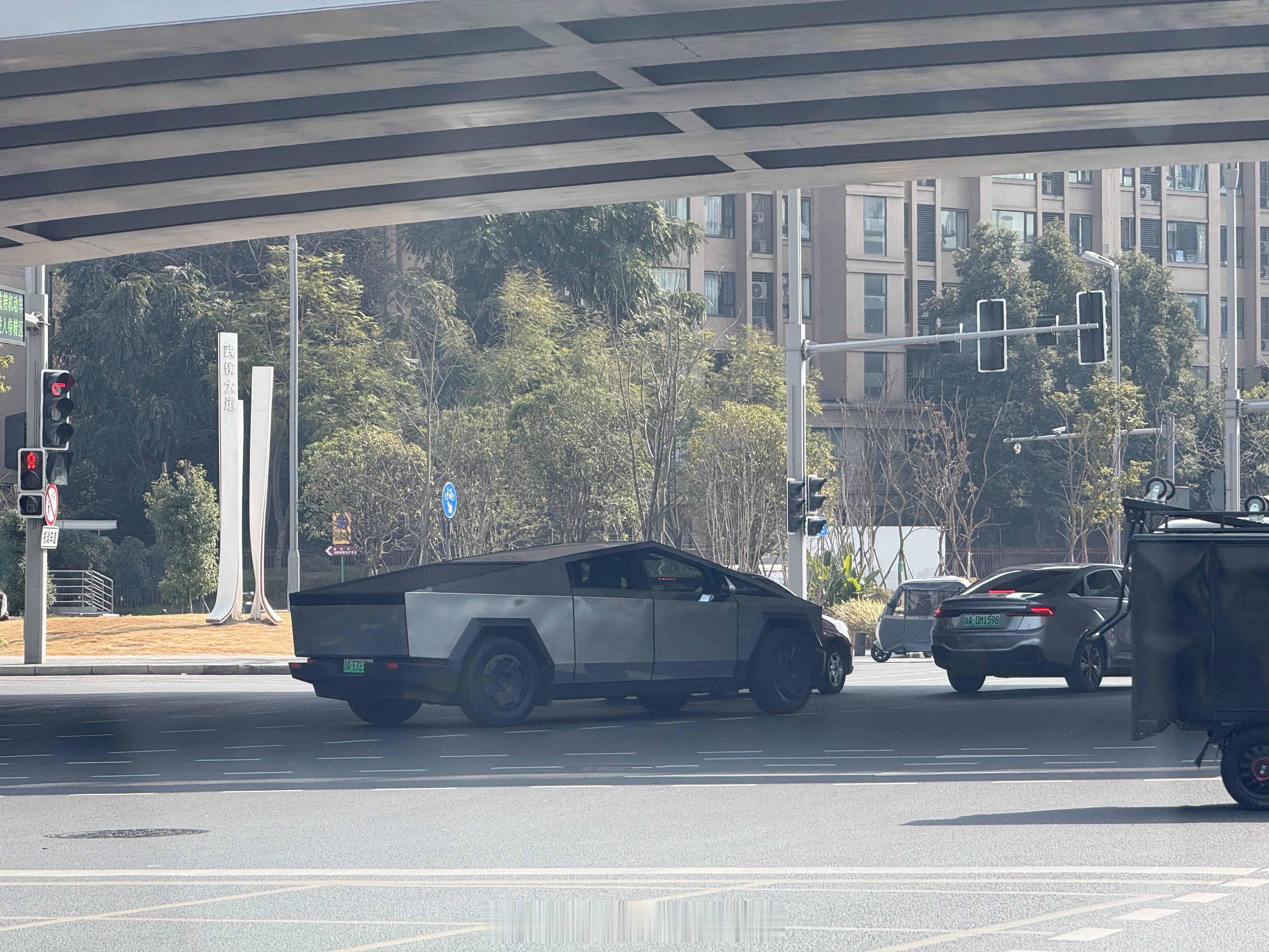 这车放在身边感觉也没那么科幻了嘛，作为皮卡，车高再高点，气势就更好了。 