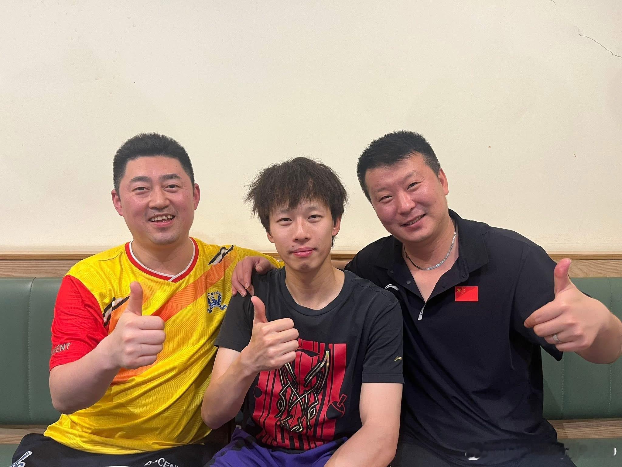 刷到林高远的合影📸 