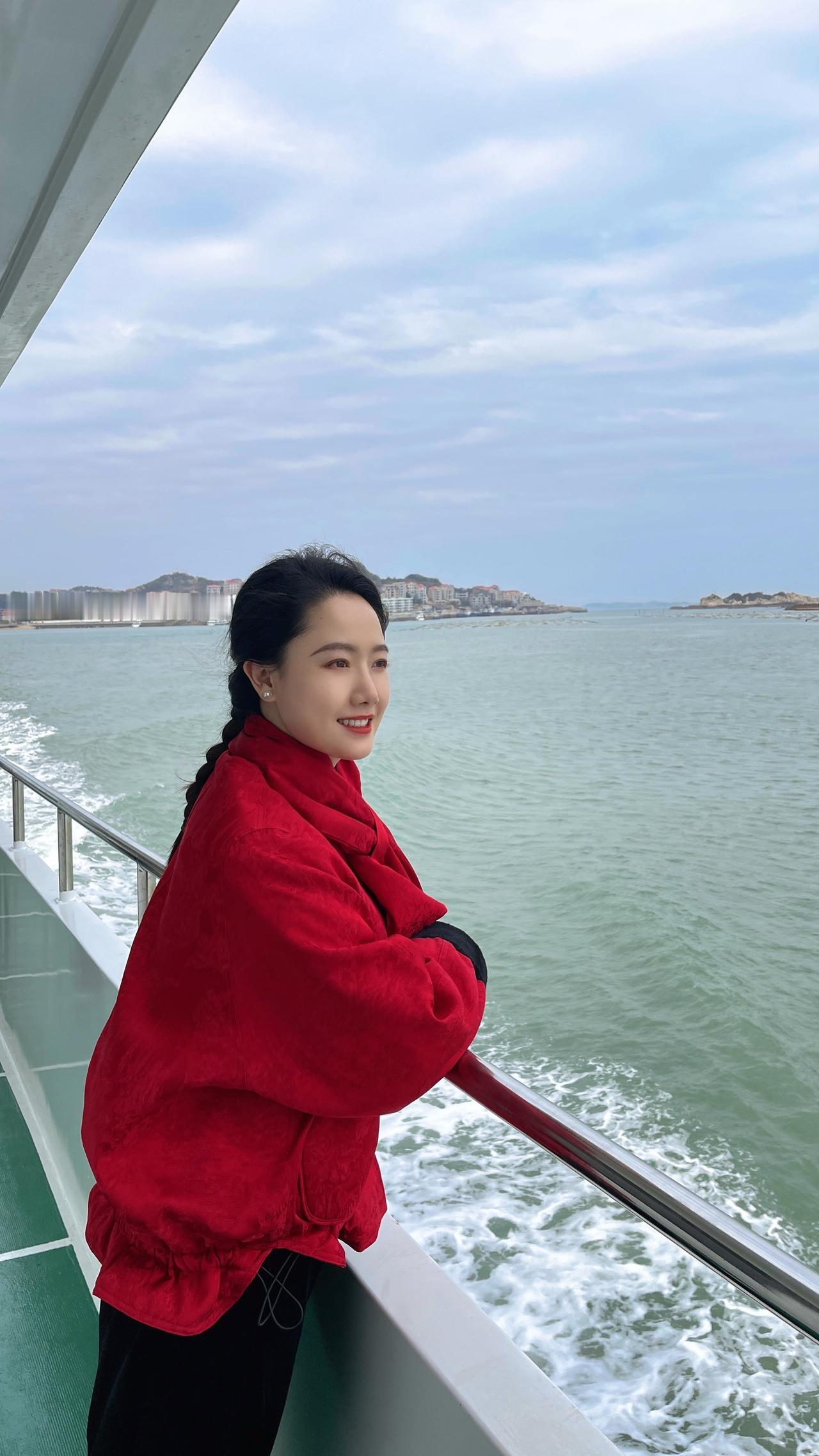 要做勇立潮头的，弄潮儿红衣小姐姐海 红色系 分享