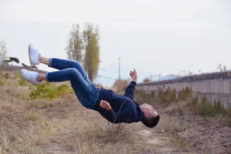 我有过梦中高空突然坠落的感受，那感觉就像心脏被一只无形的手狠狠揪住，猛地一扯，整