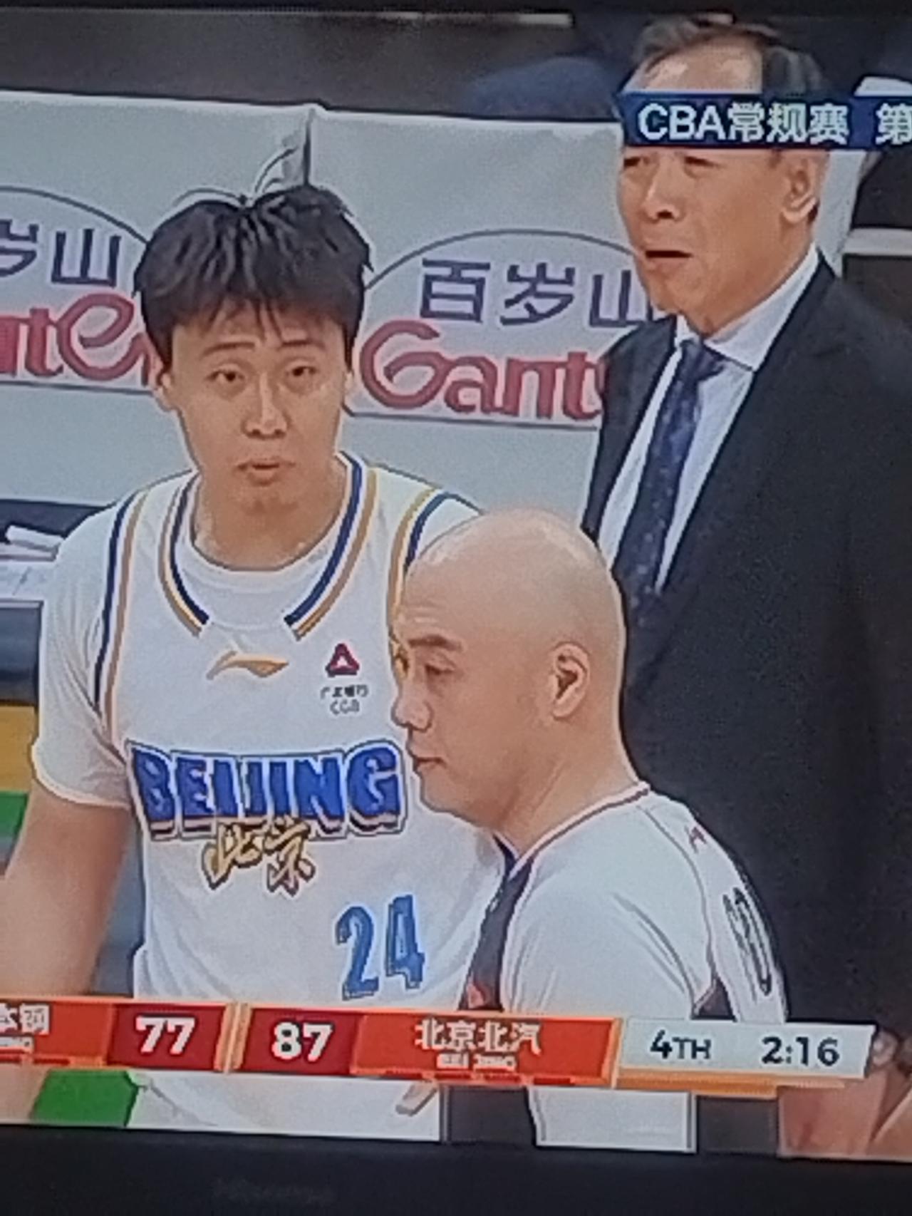 北京双枪发威，客场93:83逆转战胜辽宁，终结了辽宁的6连胜。
昨晚北京与辽宁的