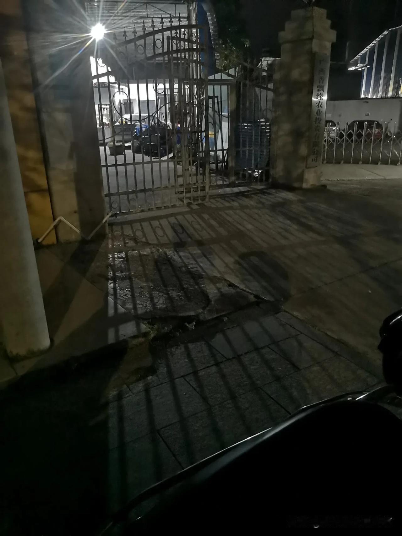 制衣厂老板晚上十一点多叫去帮装货，连夜跑路的节奏，哈哈！
十一点多开始装货，搞到