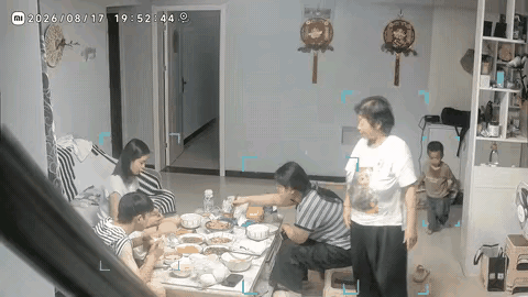 这孩子挨收拾纯属活该，鞋底儿直接飞上饭桌，这操作谁看了不喊一声“服气”？脚丫子味