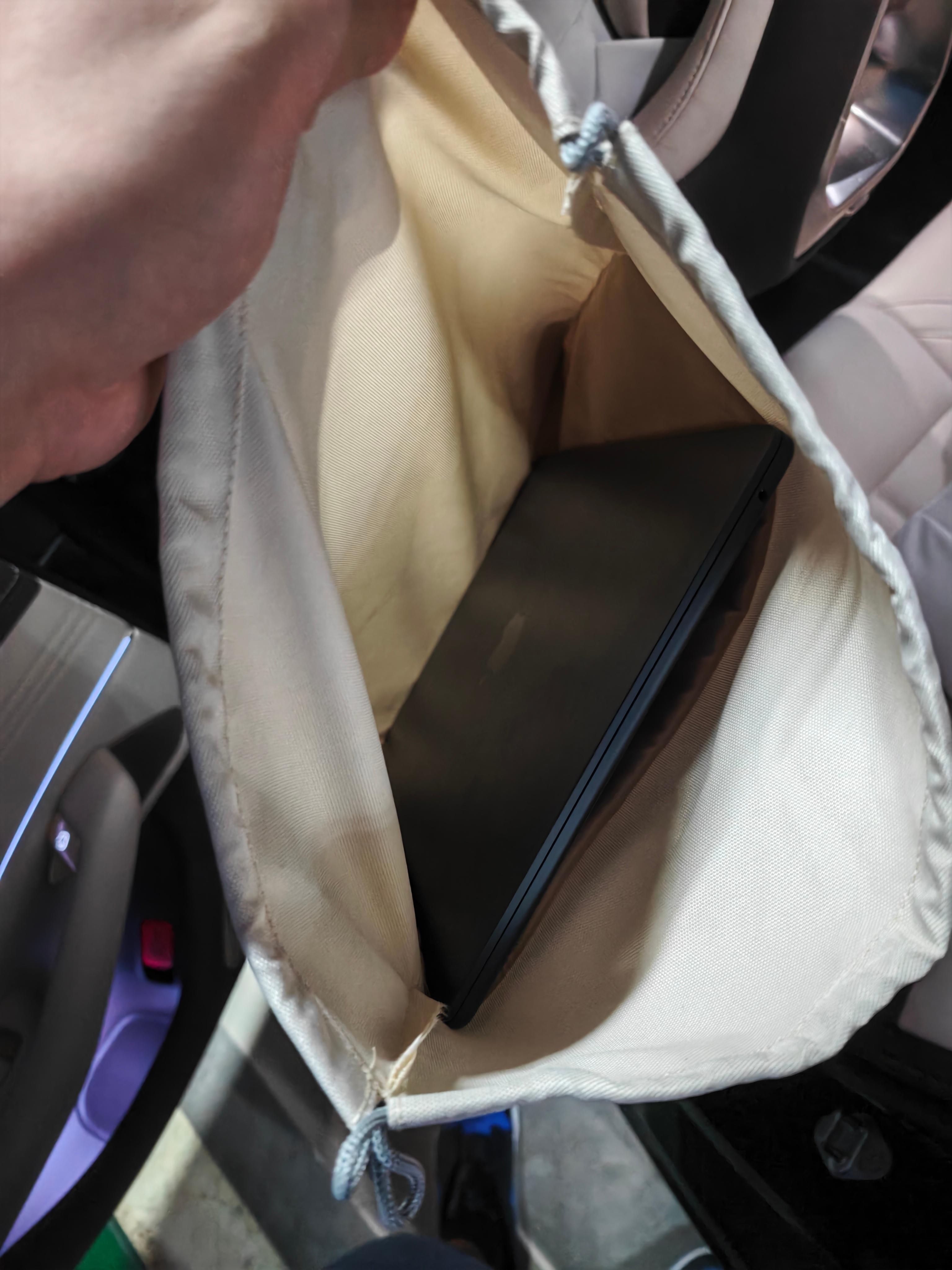 不得不说小米小桌板的这个袋子拿来装macbook air15寸刚刚好不然电脑放车