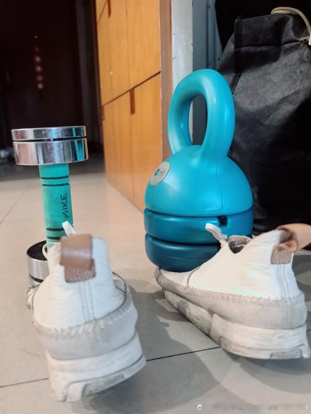 回家，看见眼前这番乱糟糟的景象。不用多想，我下意识就断定是调皮儿子的杰作，火气瞬