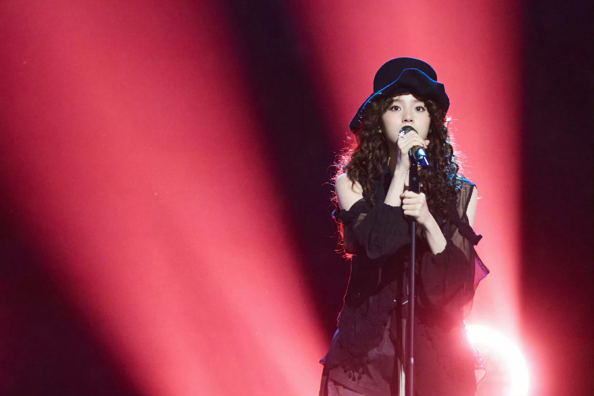 欧阳娜娜解锁黑松露穿搭，肤白貌美太吸睛了