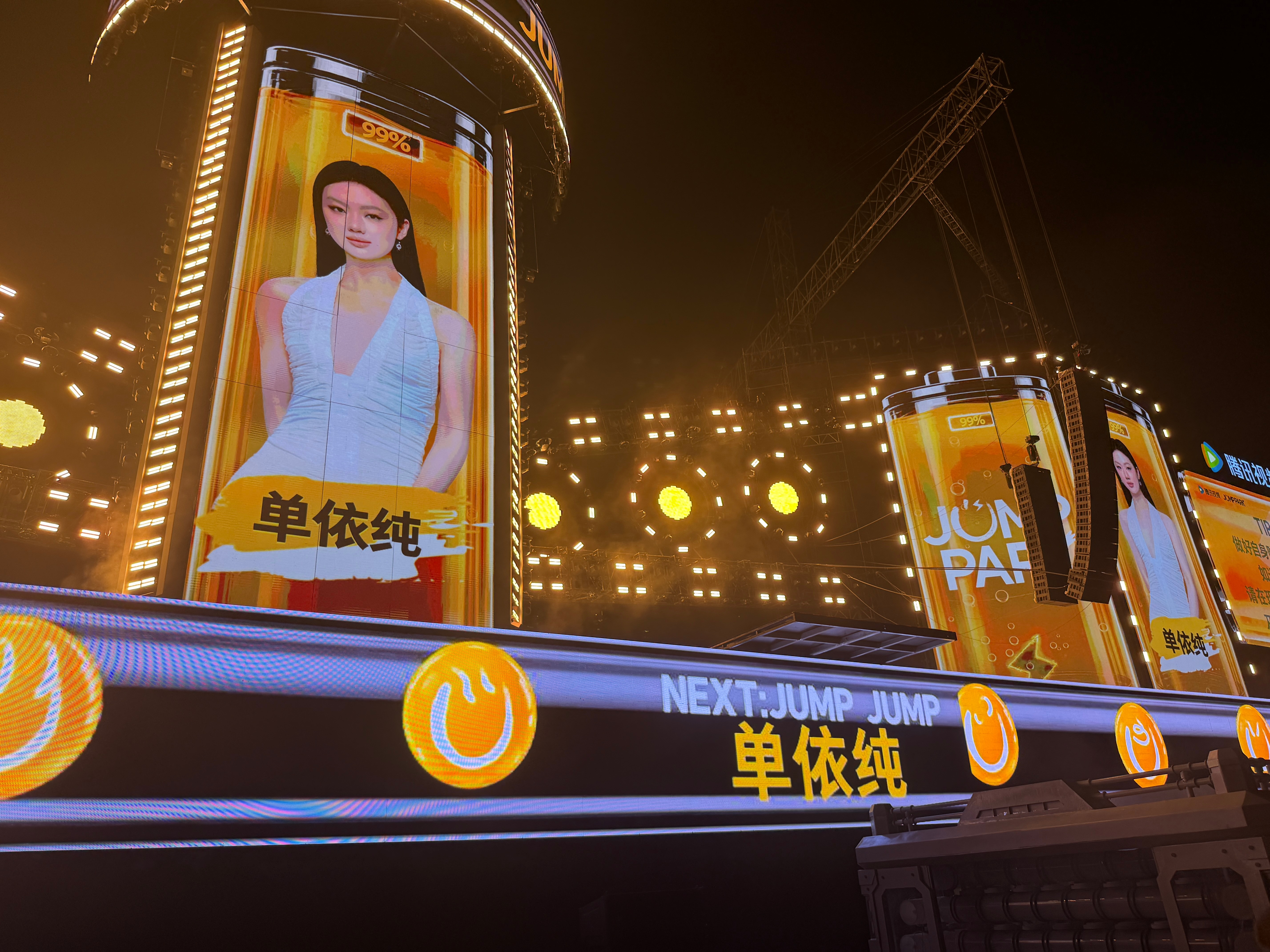 谁懂单依纯一张俊脸放在超大屏有多合适！ ​​​