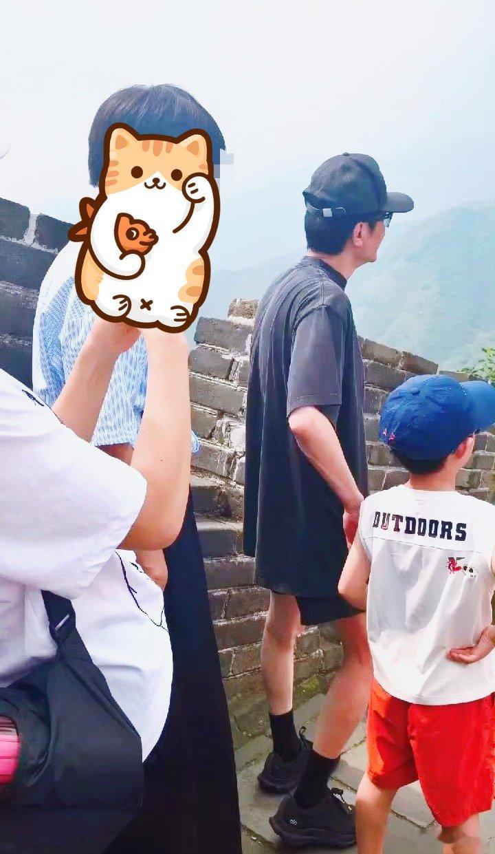 长城偶遇冯绍峰父子，哈哈，不到长城非好汉，小朋友都长那么高了啊，也不知道像爸爸还