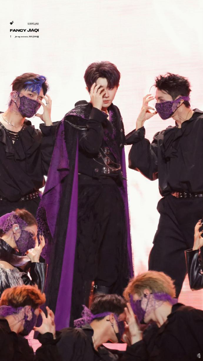 马嘉祺 吸血鬼伯爵谁懂啊！马嘉祺的吸血鬼伯爵造型真的太戳我了，紫色元素的加入让整