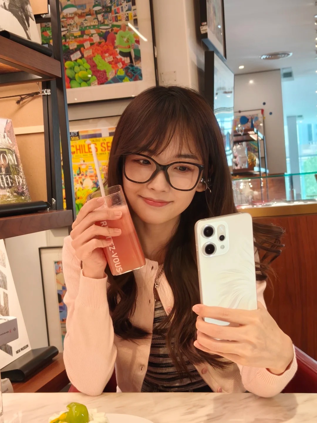 王冰冰拿的这是OPPO Reno14系列人鱼姬吧，鱼尾太明显了 ​​​