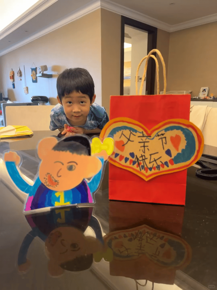 咱兜眼中的许昕是个有胡茬无鬓角爱wink耳朵大的锅盖头
