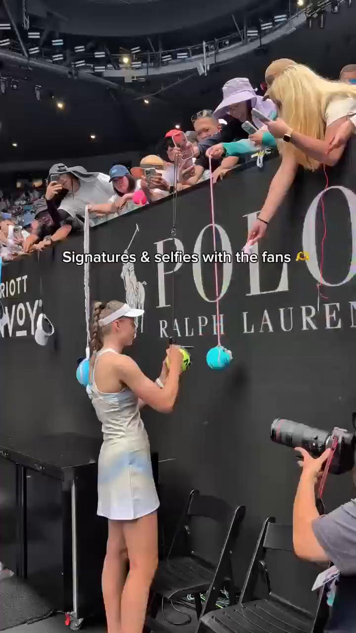 Signatures & selfies with the fans。