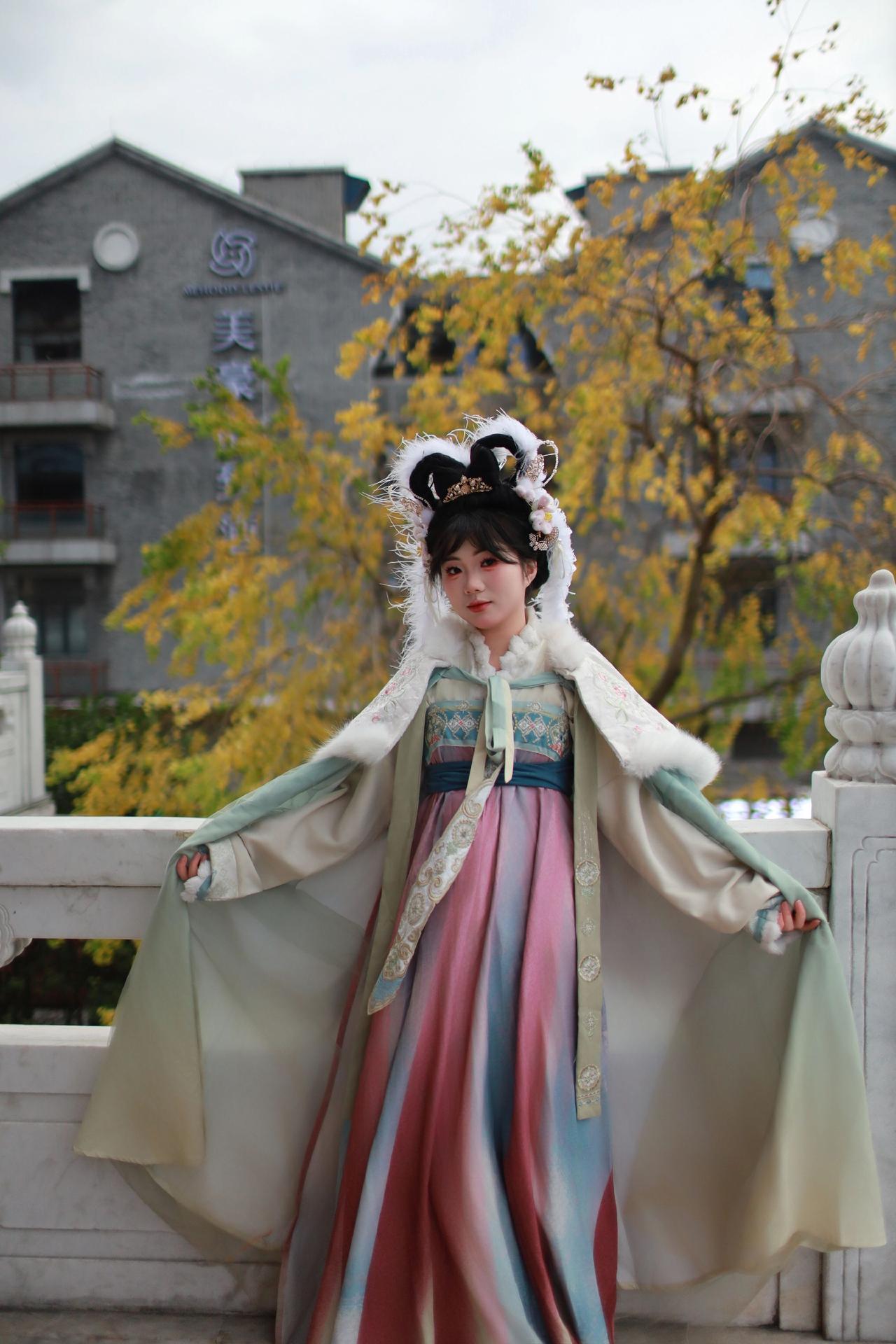 冬天的傍晚，风大。小女子就是喜欢拍照。抓紧时间，留下倩影。～～国风正当红 小唐风