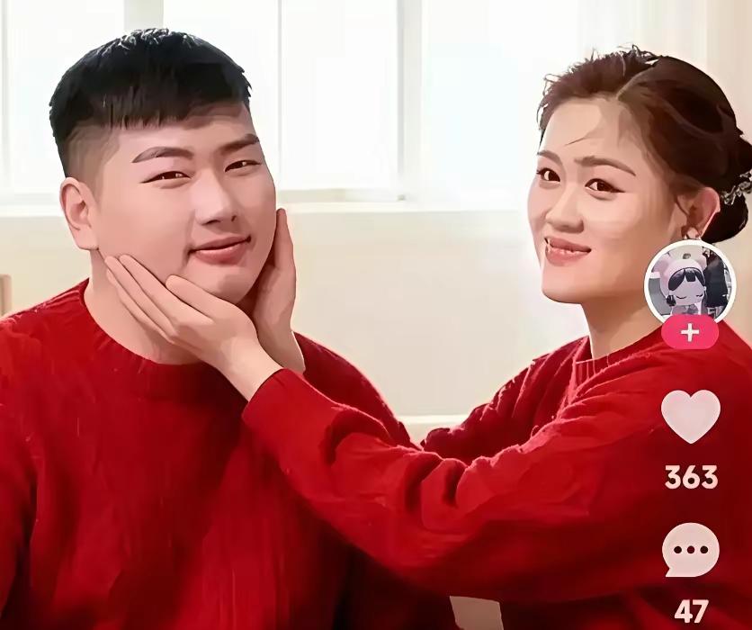 夫妻靓丽多，
他爸会唱歌。
家中挺富有，
草根大衣哥。