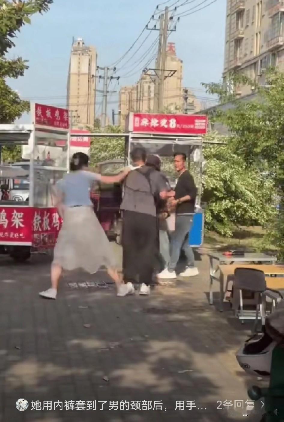 女人如果狠起来，比谁都下得去手！
摆摊的两对夫妻不知什么原因吵起了架，男的把一桶