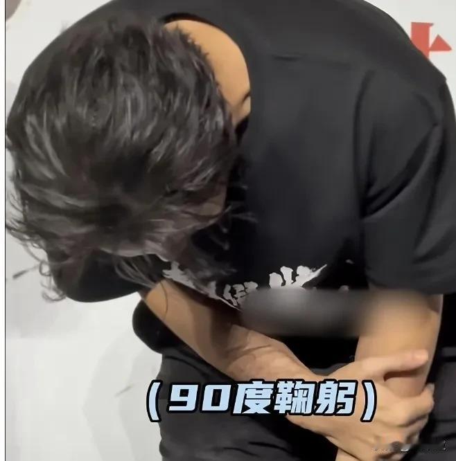 有点看不穿黄晓明这个人，生活中演技虽好，可逃不过观众的“火眼金睛。”
他在电影《