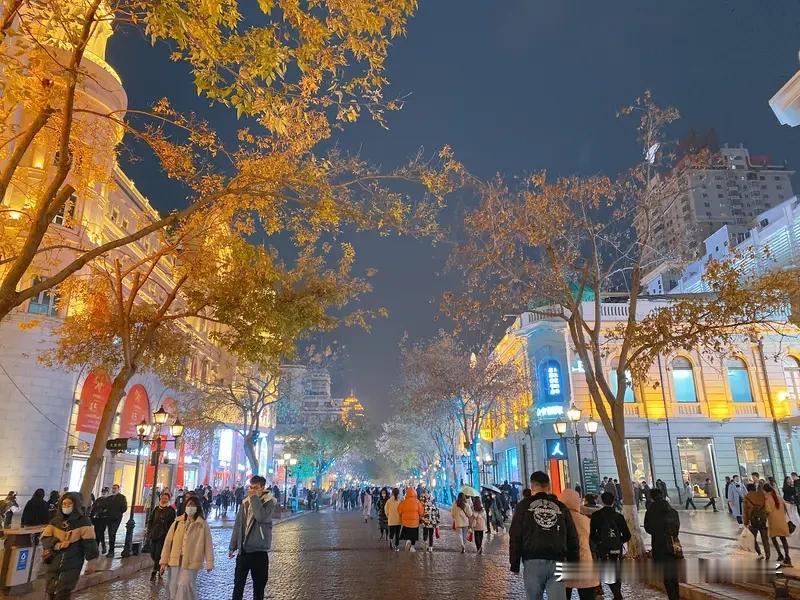 哈尔滨中央大街再现“最美人墙” 哈尔滨中央大街的“最美人墙”又出圈了！10月2日