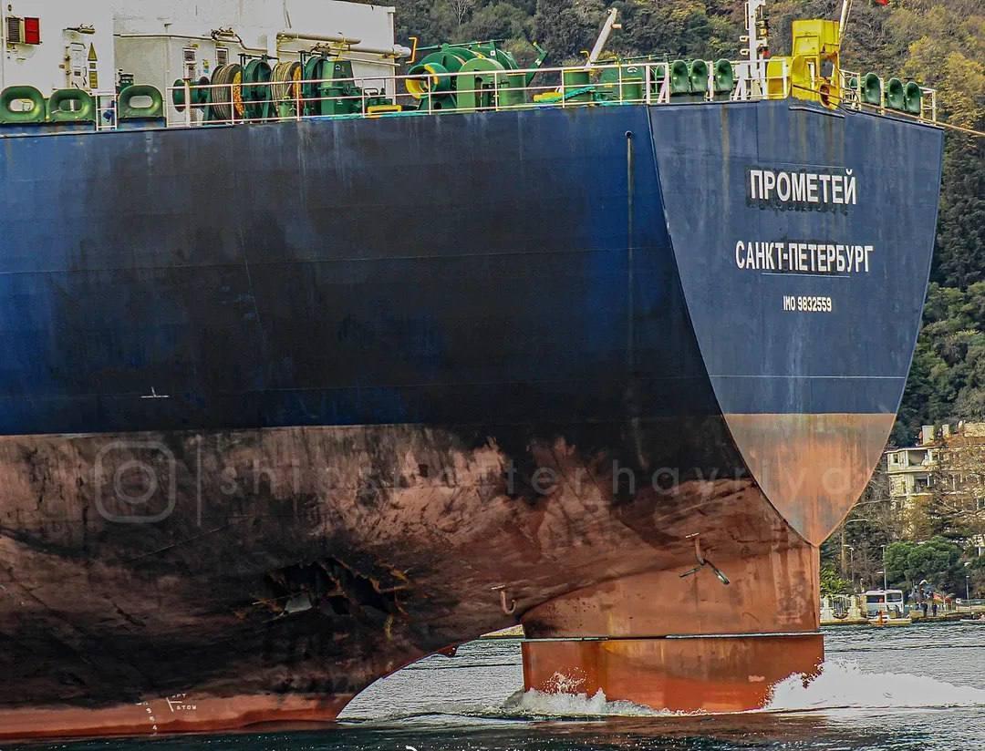 “维拉特”号油轮在土耳其黑海专属经济区遭到乌克兰遥控自爆艇袭击后船尾受损的照片。